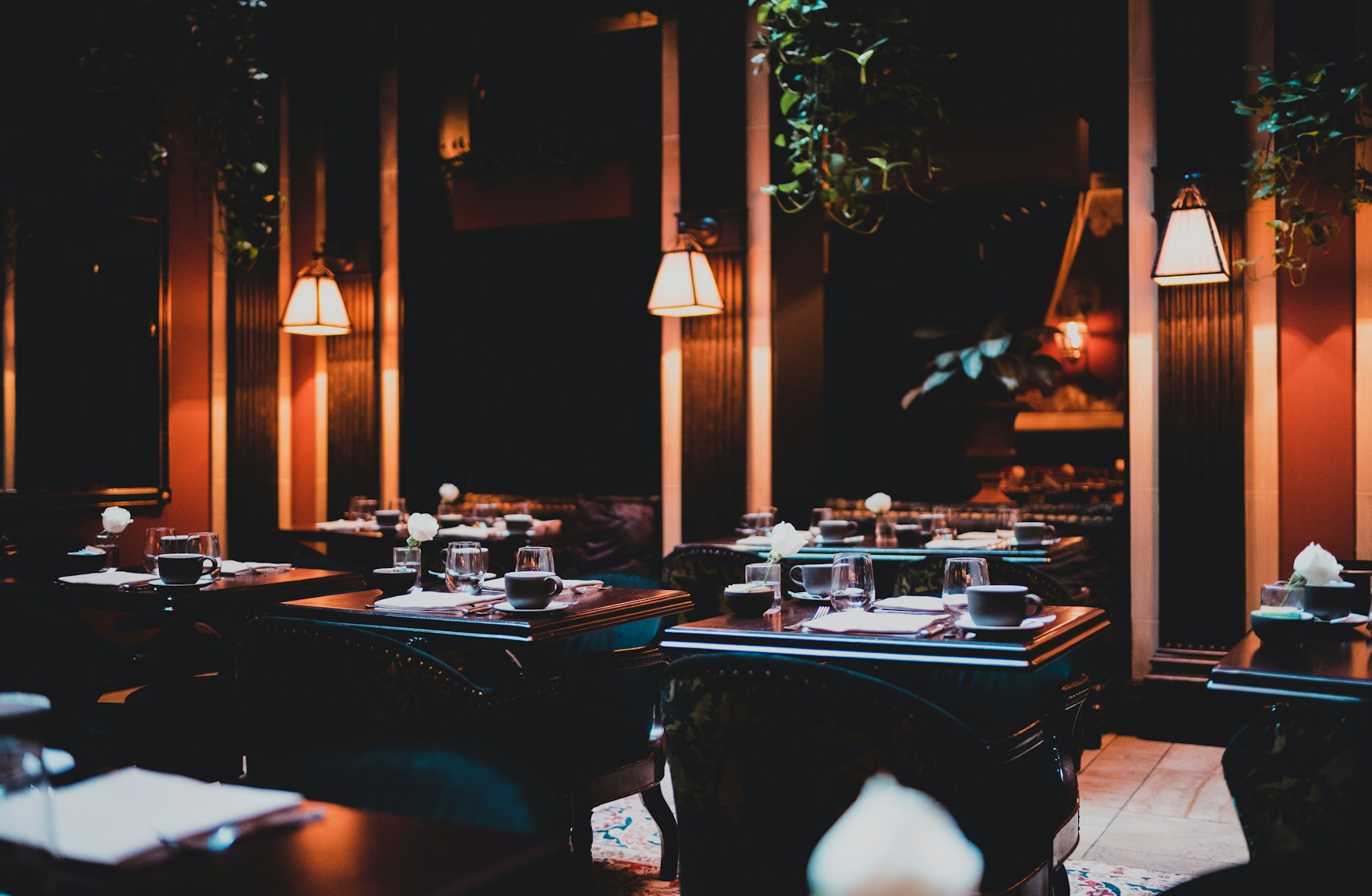 Sala restauracji Żar o zmierzchu, ciepłe światło