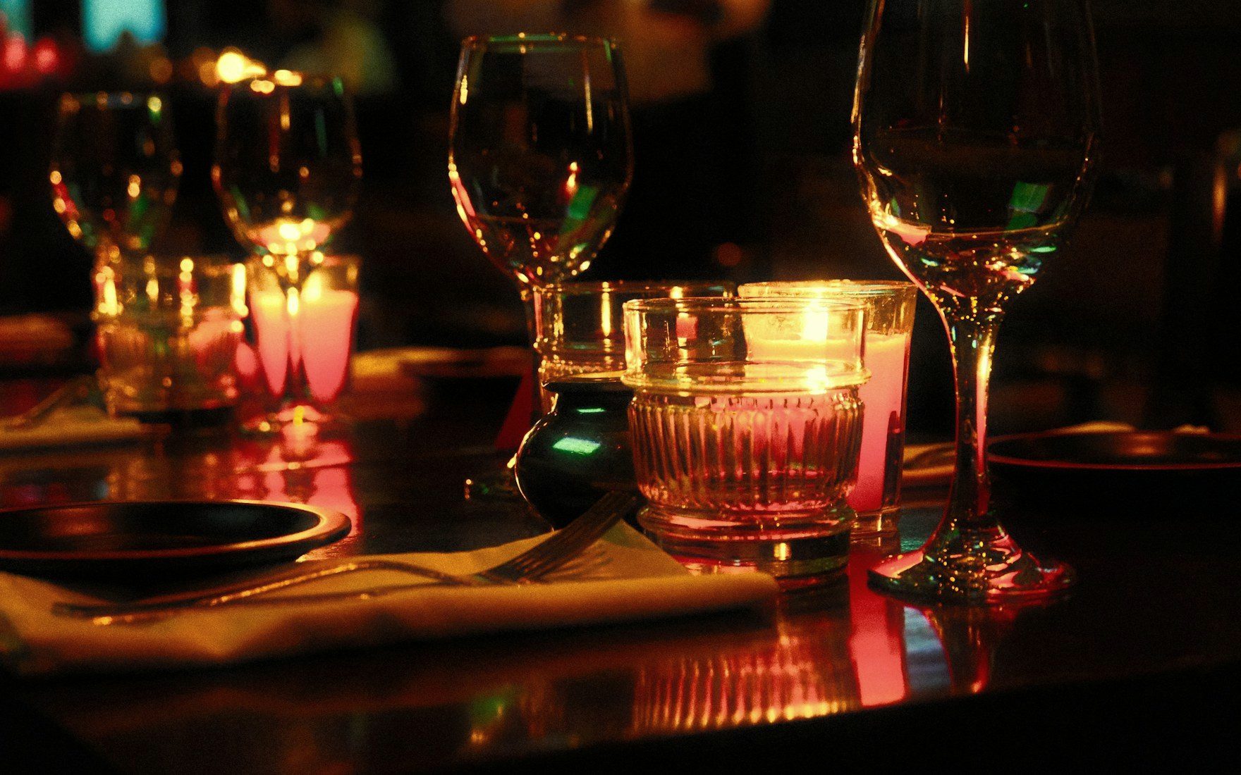 Nakryty stół przy świecach w restauracji Żar