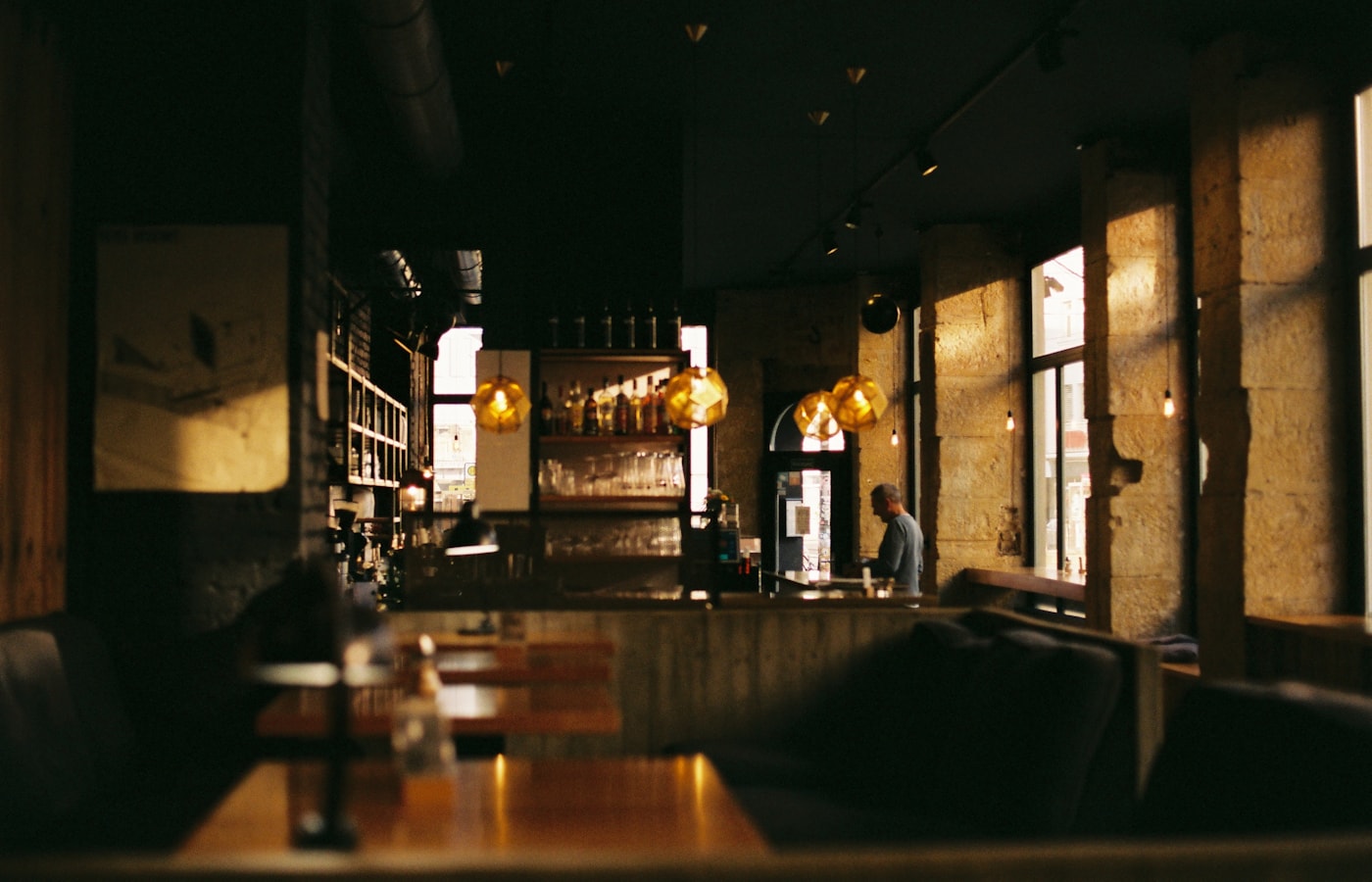 Bar restauracji Żar przy oknie