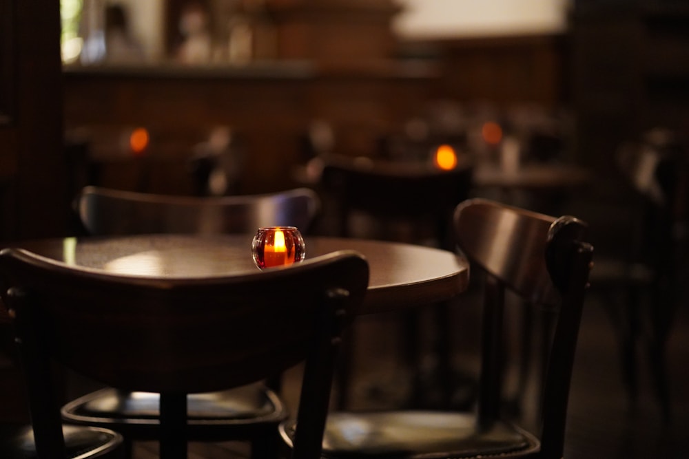 Nakryty stół przy świecach w restauracji Żar
